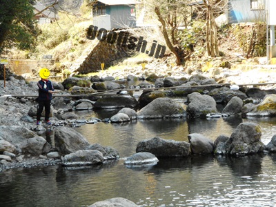 秋川国際マス釣り場の一般釣り場で釣りをする少年
